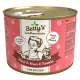 Dosenfutter für Katzen mit der Bezeichnung "Betty's Landhausküche", das Rindfleisch, Herz und Taurin enthält. Der Text hebt "Extra viel Fleisch" und Fütterungshinweise hervor.