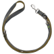 Eine strapazierfähige Hundeleine mit einem grauen und olivgrünen Design, mit einem Metallclip und einem verstellbaren Schlaufengriff.