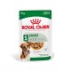 Paczka karmy dla psów dorosłych Royal Canin mini, 85g, z kawałkami w sosie, odpowiednia dla psów powyżej 10 miesiąca, utrzymanie wagi.