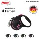 Eine schwarze Flexi-Hundeleine mit einem pinken Griff, ausgestattet mit einem silbernen Clip und einem Logo. Der Text lautet "Erhältlich in 4 Farben" und "SCHWARZES DESIGN."