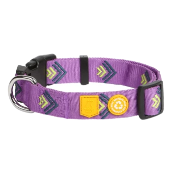 Lila Hundehalsband mit geometrischem Muster, mit einem gelben "Woolly Wolf"-Tag und einem runden Emblem aus recycelten Materialien.