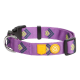 Lila Hundehalsband mit geometrischem Muster, mit einem gelben "Woolly Wolf"-Tag und einem runden Emblem aus recycelten Materialien.