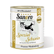 Dosenhundefutter mit der Aufschrift "Sanoro Spezial Schwein" mit einer schwarz-weißen Hundillustration, mit Zutaten Zucchini, Reis und Brokkoli.