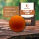 Oranger Gummihundeball auf Holz, beschriftet mit "WILDFANG FLUMMIBALL FABUIS", aus 100% natürlichem Gummi und BPA-frei für alle Rassen.