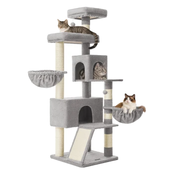 Grauer mehrstufiger Kratzbaum mit Sisalkratzpfosten, Hängematten, Rampe und hängendem Bommelspielzeug, drei Katzen auf Plattformen und in der Höhle.