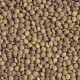 Nahaufnahme einer Vielzahl von kleinen, runden Haustierfutterpellets in zwei Farben: hellbraun und dunkelbraun, die über eine Oberfläche verstreut sind.
