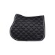 Schwarze, gesteppten Sattelunterlage mit weißen Paspeln und einem Logo-Patch, entworfen für den Reitsport.