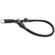 Schwarze Leder-Hundeleine mit silbernen Metallringen und Nähdetails, entworfen für die Kontrolle und den Komfort von Haustieren.