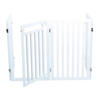 Weiße Holztiergitter mit einer Tür, entworfen, um Haustiere in einem bestimmten Bereich zu halten.