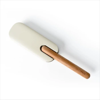 Modernes Haustierpflegewerkzeug mit einem beigen Griff und einem Holzgriff, entworfen für eine einfache Anwendung.