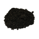 Ein Haufen feines schwarzes Haustierergänzungspulver auf einem weißen Hintergrund.