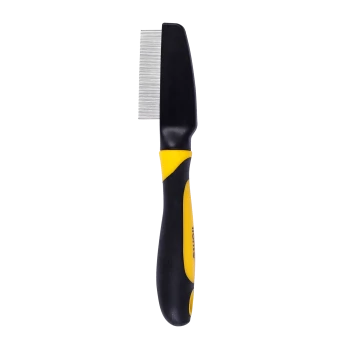 Ein Tierpflegekamm mit einem ergonomischen schwarzen und gelben Griff und feinen Metallzähnen, entworfen zum Entfernen von Verfilzungen und losem Fell.