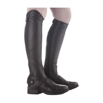 Ein Paar elegante schwarze Reitstiefel mit hohem Schaft und seitlichem Reißverschluss, auf den Beinen eines Modells präsentiert.