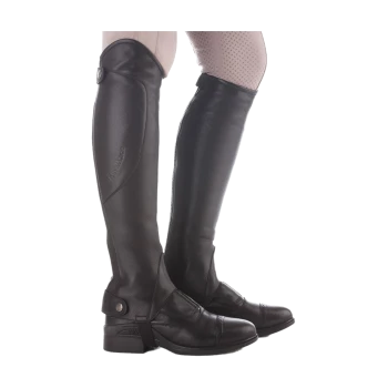 Ein Paar elegante schwarze Reitstiefel mit hohem Schaft und seitlichem Reißverschluss, auf den Beinen eines Modells präsentiert.