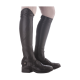 Ein Paar elegante schwarze Reitstiefel mit hohem Schaft und seitlichem Reißverschluss, auf den Beinen eines Modells präsentiert.