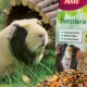 Ein Meerschweinchen im Gras neben einem Beutel Panto-Futter, das Bilder von Meerschweinchen und Text über ausgewogene Mischung und Vitamin C zeigt.