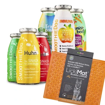 Mix + Lickimat Orange 6x250 g Bild von verschiedenen SmoothieDog Haustiersnacks in bunten Flaschen, die mit Geschmacksrichtungen wie "Huhn" und "Rind" beschriftet sind, neben einem LickiMat Buddy LARGE für Hunde.