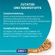 Tierfutterverpackung mit blauem Hintergrund, die Zutaten und Nährstoffe auflistet, darunter 4% Huhn, geeignet für ältere Haustiere.