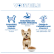 Kleiner Hund mit einem Napf Trockenfutter unter der Überschrift "VORTEILE", mit Symbolen und deutschem Text zu Muskelaufbau, Verdauung und Omega‑6/Vitamin E.