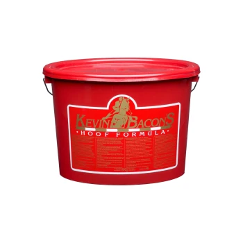 Roter Eimer mit der Aufschrift "Kevin Bacons Huf-Formel" mit Nährwertangaben und Anwendungshinweisen, enthält 5 kg Produkt.