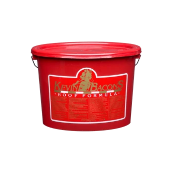 Roter Eimer mit der Aufschrift "Kevin Bacons Huf-Formel" mit Nährwertangaben und Anwendungshinweisen, enthält 5 kg Produkt.