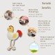 Ein plüschiges Huhn-Hundespielzeug wird gezeigt mit Symbolen, die Vorteile hervorheben: Hundetätigkeiten, Zahnpflege, Möbelalternative und Stressabbau.