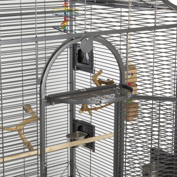 Ein geräumiger Metallvogelkäfig mit einem abnehmbaren Regal, Holzstangen und einer Futterschüssel, entworfen für Haustiervögel.