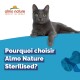 Un chat gris se prélassant sur une surface bleue, avec le texte "Pourquoi choisir Almo Nature Sterilised?" affiché en évidence au-dessus.