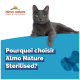 Un chat gris se prélassant sur une surface bleue, avec le texte "Pourquoi choisir Almo Nature Sterilised?" affiché en évidence au-dessus.