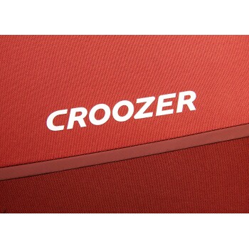 Nahaufnahme eines roten Stoffes mit dem weißen Text 'CROOZER', der das Logo der Marke deutlich zeigt.