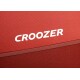 Nahaufnahme eines roten Stoffes mit dem weißen Text 'CROOZER', der das Logo der Marke deutlich zeigt.