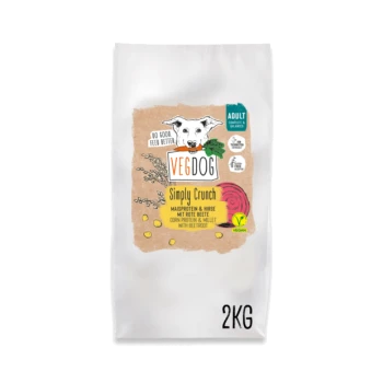 Veganer Hundefutterbeutel mit der Aufschrift "VEGDOG Simply Crunch," mit einem Cartoon-Hund, und Zutaten wie Maisprotein, Hirse und Rote Beete, Größe 2kg.