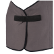 Eine Nahaufnahme einer grauen Haustierweste mit einem schwarzen Riemenverschluss, mit einem eleganten Design und abgerundeten Kanten.