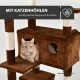 Eine flauschige orange Katze entspannt sich in einem gemütlichen braunen Katzenbaum mit Verstecken, mit "MIT KATZENHÖHLEN" und "kuschlig weicher Rückzugsort."