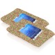 Zwei Tüten mit bunten Fischfutterpellets mit einem blauen Etikett, das Produktinformationen und Fütterungsanweisungen anzeigt.