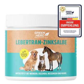 Behälter von GREEN HERO Lebertran-Zinksalbe, mit einem blauen Etikett, das Hund- und Pferdesilhouetten zeigt, und einem Qualitätssiegel mit der Aufschrift "1,1 SEHR GUT".