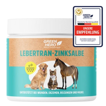 Behälter von GREEN HERO Lebertran-Zinksalbe, mit einem blauen Etikett, das Hund- und Pferdesilhouetten zeigt, und einem Qualitätssiegel mit der Aufschrift "1,1 SEHR GUT".