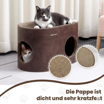 Rotgetigerte Katze liegt auf einem braunen ovalen PetRhein Katzenhaus/Kratzmöbel, eine graue Katze lugt aus dem Loch, im Wohnzimmer.