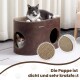 Rotgetigerte Katze liegt auf einem braunen ovalen PetRhein Katzenhaus/Kratzmöbel, eine graue Katze lugt aus dem Loch, im Wohnzimmer.