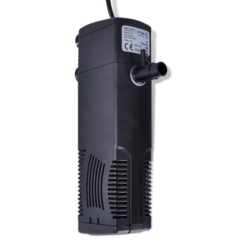 Schwarze Wasserpumpe mit Stromkabel und Steckdose, mit Belüftungsschlitzen und einem Etikett mit technischen Spezifikationen.