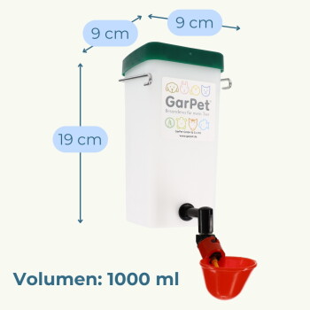 GarPet weißer Haustier-Wasserbehälter mit grünem Deckel, schwarzem Auslauf und rotem Napf; Texte „GarPet“, „Volumen: 1000 ml“ sowie „9 cm“, „19 cm“.