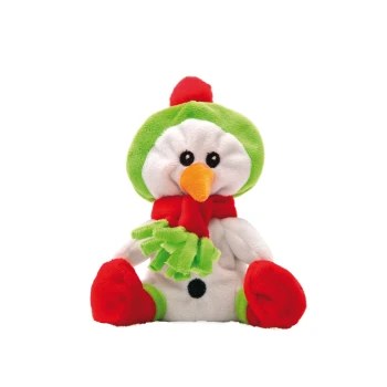 Un jouet bonhomme de neige en peluche avec un chapeau vert, une écharpe rouge et des pieds rouges vifs, souriant avec des yeux en boutons noirs et un nez en carotte orange.
