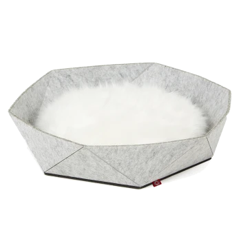 Grau gefilztes Haustierbett mit einem flauschigen weißen Innenraum, in oktagonalem Design und mit einem kleinen roten Etikett an der Seite.