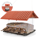 Ein Vogelhaus mit rotem Ziegeldach, gefüllt mit Samen, und fünf Spatzen, die auf dem Futterteller sitzen.
