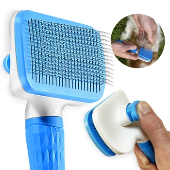 Blaue Haustierpflegebürste mit einem strukturierten Griff, mit einer Nahaufnahme einer Person, die sie im Fell eines Hundes verwendet.