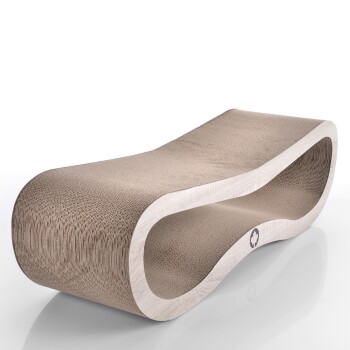 Ein moderner, gebogener Kratzbaum für Katzen aus beigem Wellpappe mit einem hellen Holzrahmen, der für den Komfort und das Spiel von Haustieren konzipiert ist.