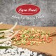 Bunte Fischfutterpellets, die auf Jute verstreut sind, mit dem Text 'Lyra Pond - Alles für Ihren Teich' darüber.