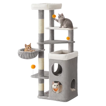 Grauer mehrstufiger Kratzbaum mit drei spielenden und ruhenden Katzen, mit orangefarbenen hängenden Bommelspielzeugen.