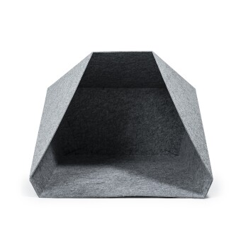 Graues Filzhaustierhaus mit geometrischem Design, mit einem offenen Eingang und geräumigem Innenraum.