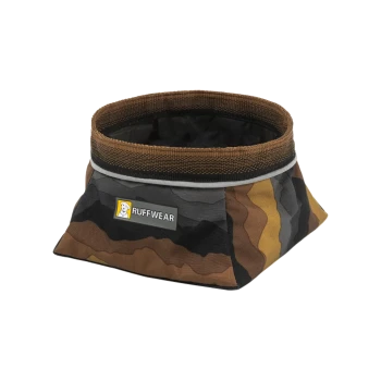 Zusammenklappbare Tiernapf im Camouflage-Muster, mit einem Ruffwear-Logo an der Seite.